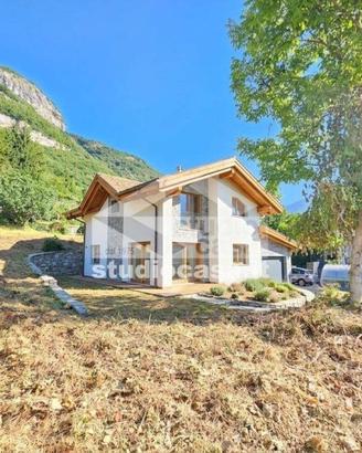 Casa indipendente di 150 m² con 5 locali e box aut