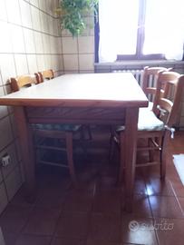 Tavolo in legno con sedie