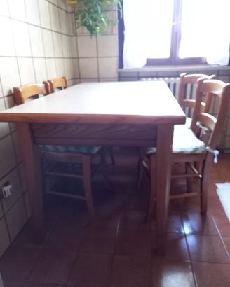 Tavolo in legno con sedie