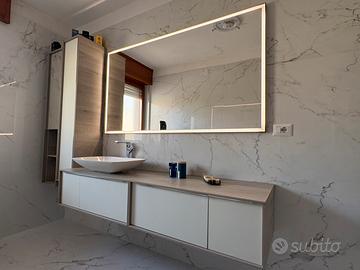 Arredo bagno con specchio