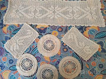 gruppo di centrini fatti a mano