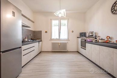 Casa indipendente con doppio giardino