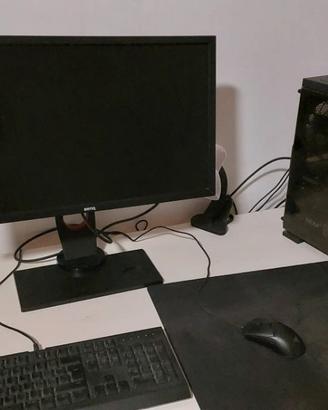 Postazione   pc da gaming, monitor e periferiche