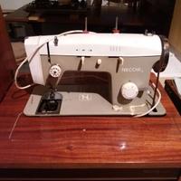 Macchina da cucire Necchi 526