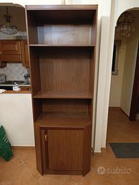 Libreria / scaffale moderno con anta