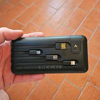 power bank 20.000 mA, 10 w. cavi integrati