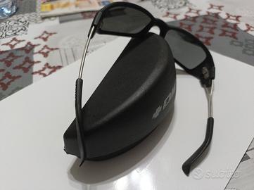 Occhiali da sole della Diesel con custodia vintage