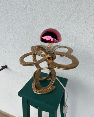 Lampada artigianale con ferri di cavallo