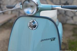 Lambretta J50 del 1968 premuto con auto