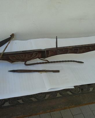 Balestra in legno intagliato e ferro, con freccia