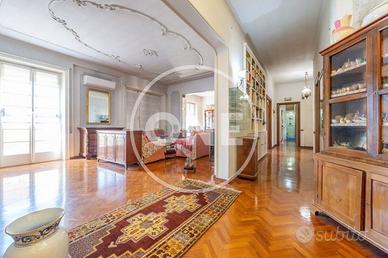 Attico / Mansarda di 205 m² con più di 5 locali a 