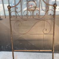 Letto in ferro battuto una piazza, rosoni dipinti