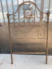 Letto in ferro battuto una piazza, rosoni dipinti