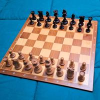 Scacchiera e scacchi in legno