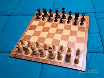 Scacchiera e scacchi in legno