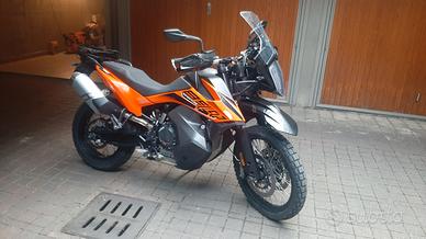 Moto KTM 890 adventure