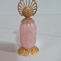 oggetto decorativo in quarzo rosa e ottone 