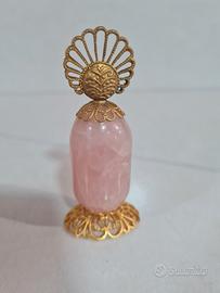oggetto decorativo in quarzo rosa e ottone 