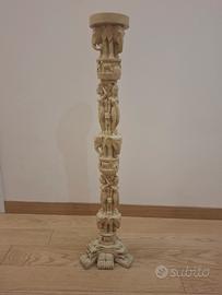 Colonna decorativa orientale in resina avoriata