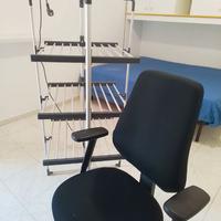 2 sedie a rotelle letto a cassetto armadio comodin