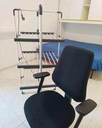 2 sedie a rotelle letto a cassetto armadio comodin