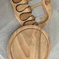 Tagliere per formaggi completo di coltelli