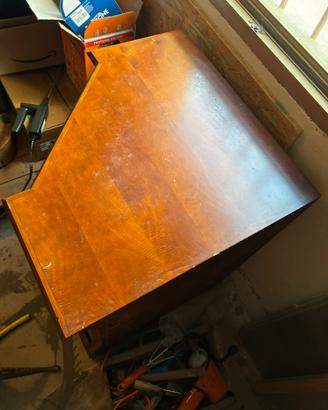 Mobiletto d'angolo in legno con intagli