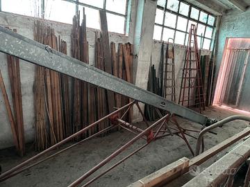 Caricatore per balle di fieno