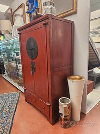 Antico mobile cinese laccato rosso