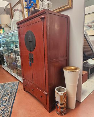 Antico mobile cinese laccato rosso