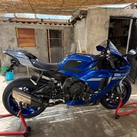 Yamaha R1 2021