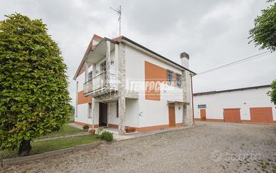 Villa unifamiliare con Terreno agricolo adiacente