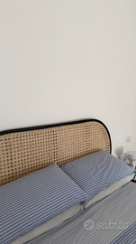 Testata letto in rattan beige con cornice nera