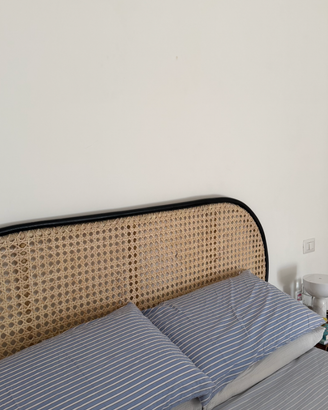 Testata letto in rattan beige con cornice nera