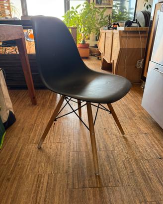 12 Sedie design in plastica, legno e metallo.
