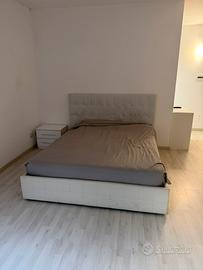 Letto con cuacini e materass