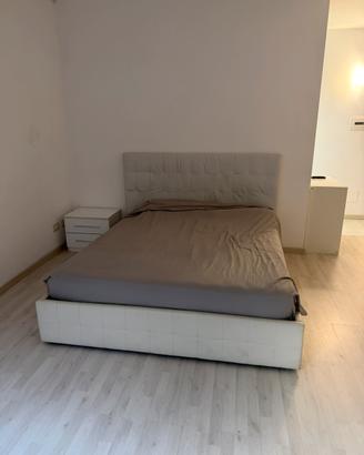 Letto con cuacini e materass