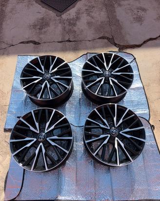 CERCHI IN LEGA DA 18”TOYOTA+GOMME INV YOKOHAMA 18”