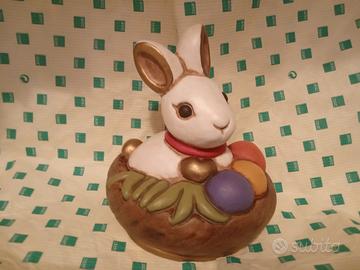 Coniglio bianco su cesta con uova pasqua 