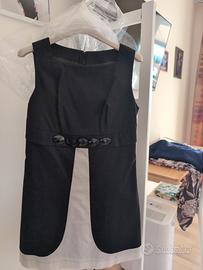 Abito nero con rifiniture in bianco elegante 