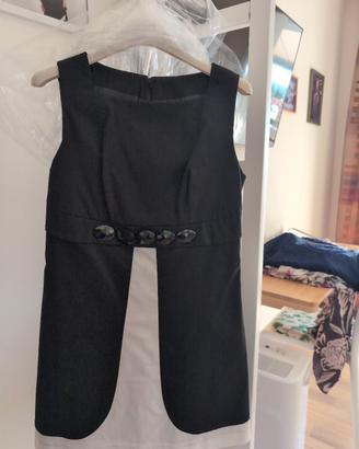 Abito nero con rifiniture in bianco elegante 