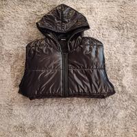 giacca smanicata nera lucida.