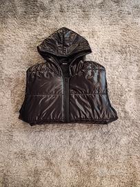 giacca smanicata nera lucida.