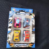 Quattro automobiline da corsa con ricarica