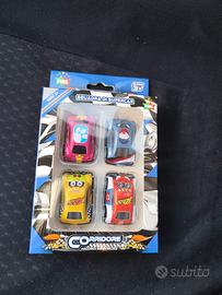 Quattro automobiline da corsa con ricarica