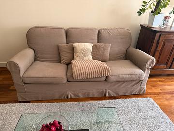 Divano tre posti color tortora- elegante e comodo