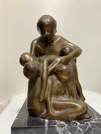 Scultura in bronzo abbraccio della mamma