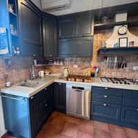 Cucina con isola e sgabelli (NO ELETTRODOMESTICI)