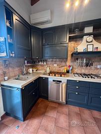 Cucina con isola e sgabelli (NO ELETTRODOMESTICI)