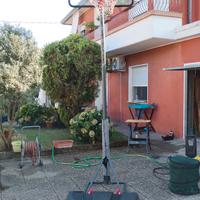 canestro da basket completo di palo in metallo più
